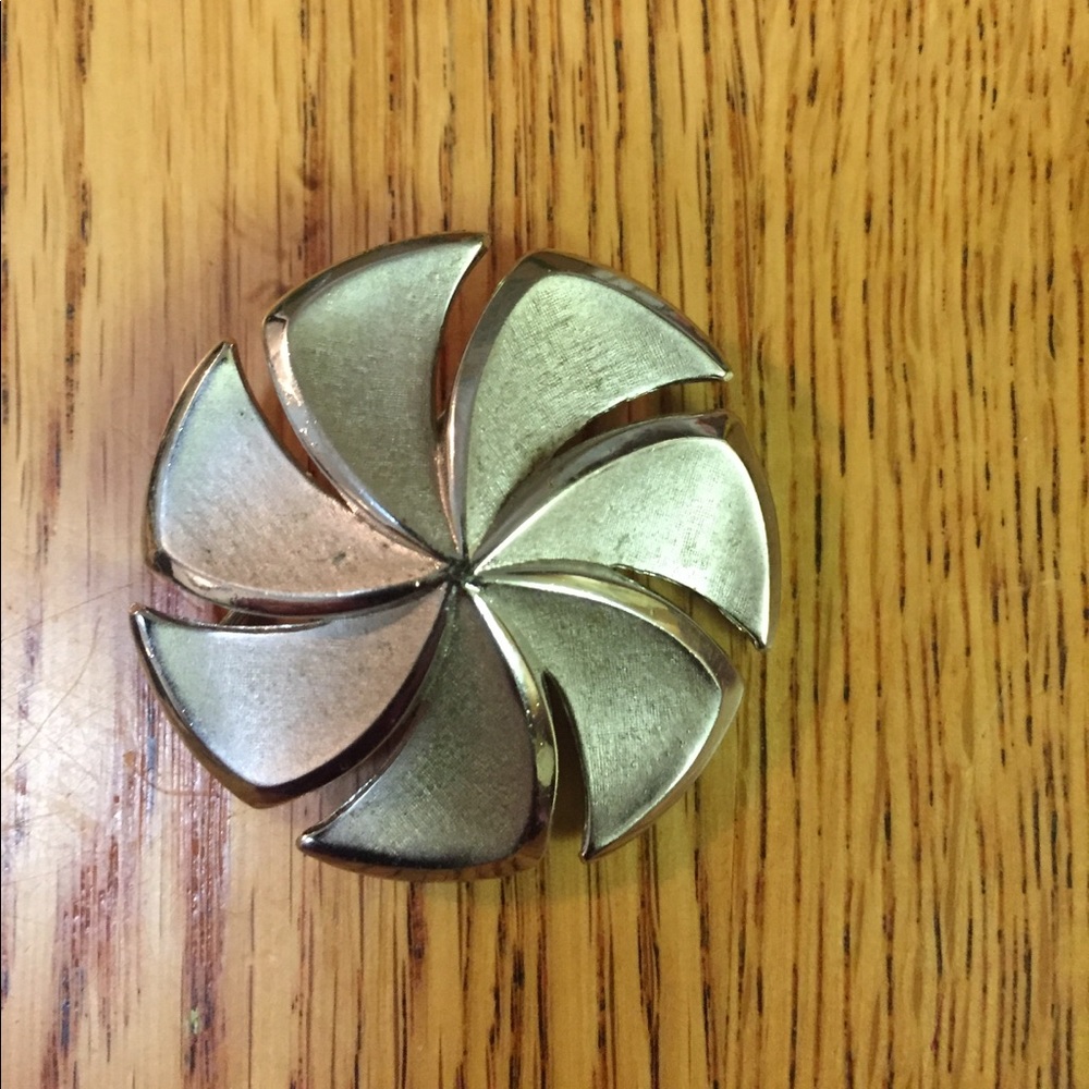 Vintage Trifari brooch #110